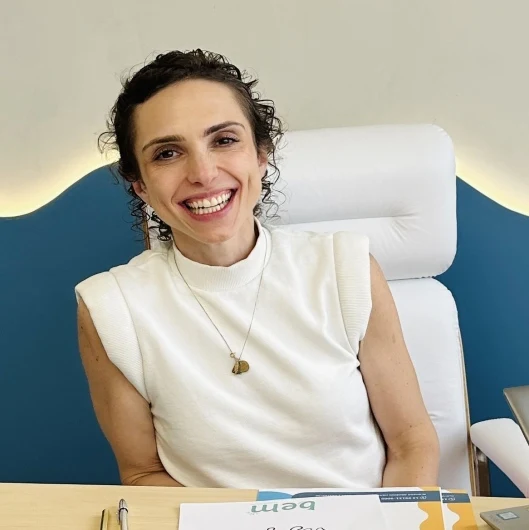 Dra. Catarina Fagundes sorrindo em seu consultório na Bem